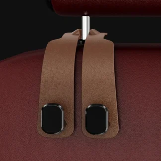 Crochet d'appui-tête marron fixé sur les tiges d'un appui-tête de voiture