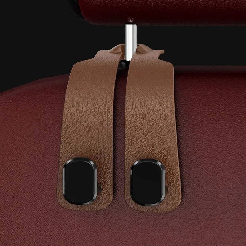 Crochet d'appui-tête marron fixé sur les tiges d'un appui-tête de voiture